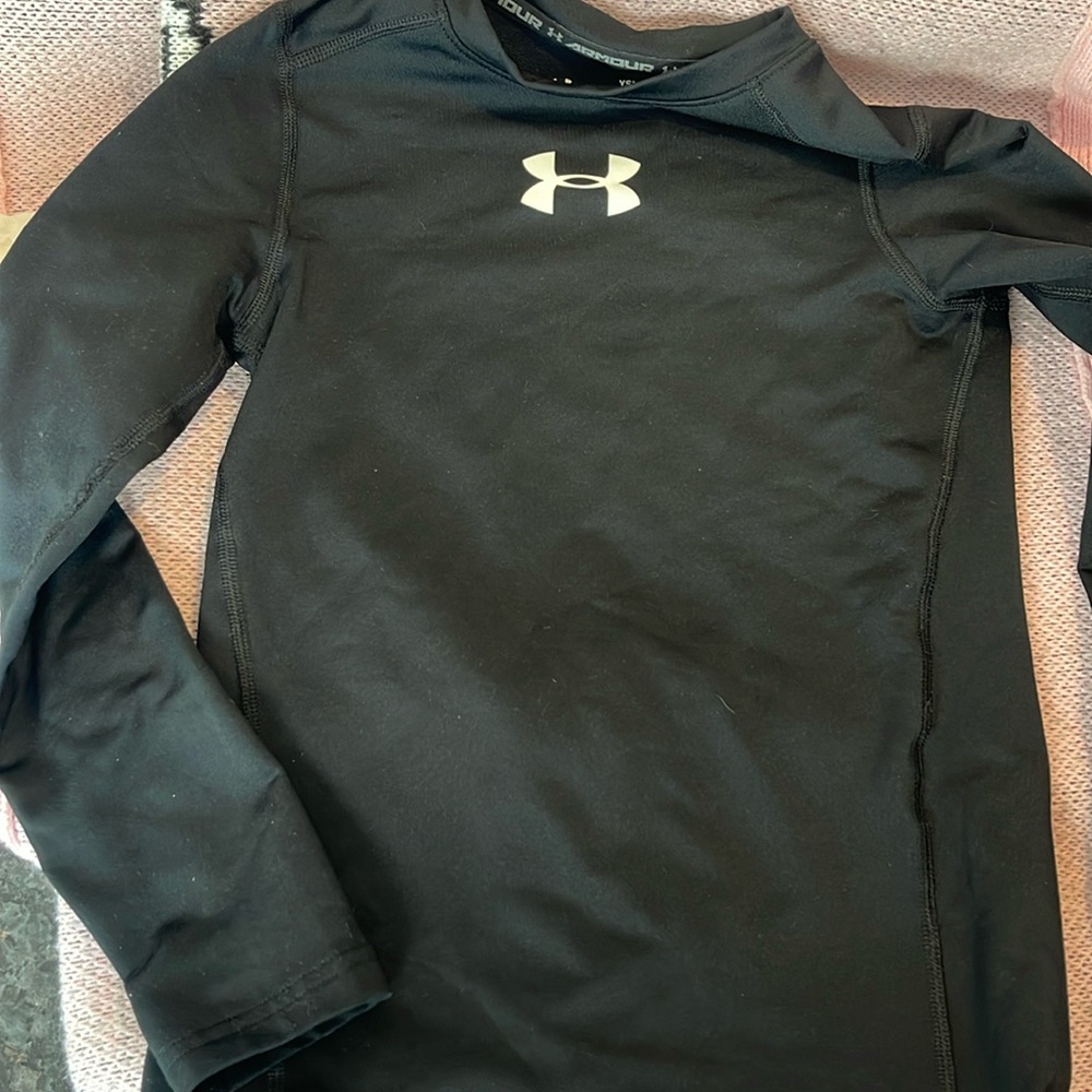 Under armour black base layer, size small boys